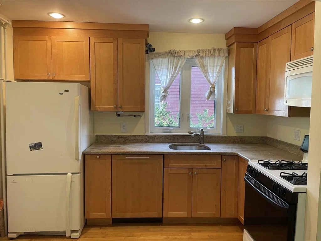 2 bed, 1 bath apartment for rent at 40 Butts St, Newton — photo 2 of 15