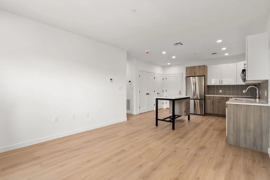 1 bed, 1 bath apartment for rent at 40 Centre St Unit 205, North Brookline — photo 3 of 8