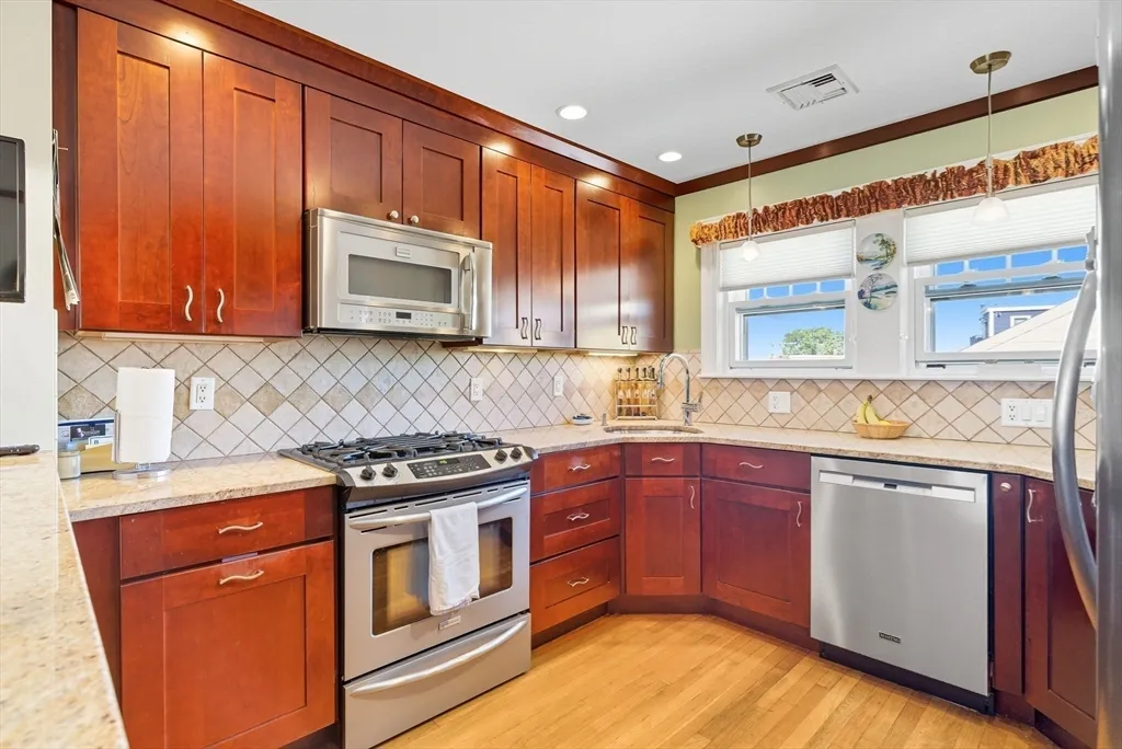 4 bed, 2 bath apartment for rent at 40 Cottage Park Rd Unit 2, Winthrop — photo 2 of 13