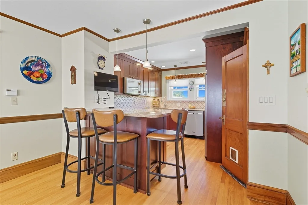4 bed, 2 bath apartment for rent at 40 Cottage Park Rd Unit 2, Winthrop — photo 3 of 13
