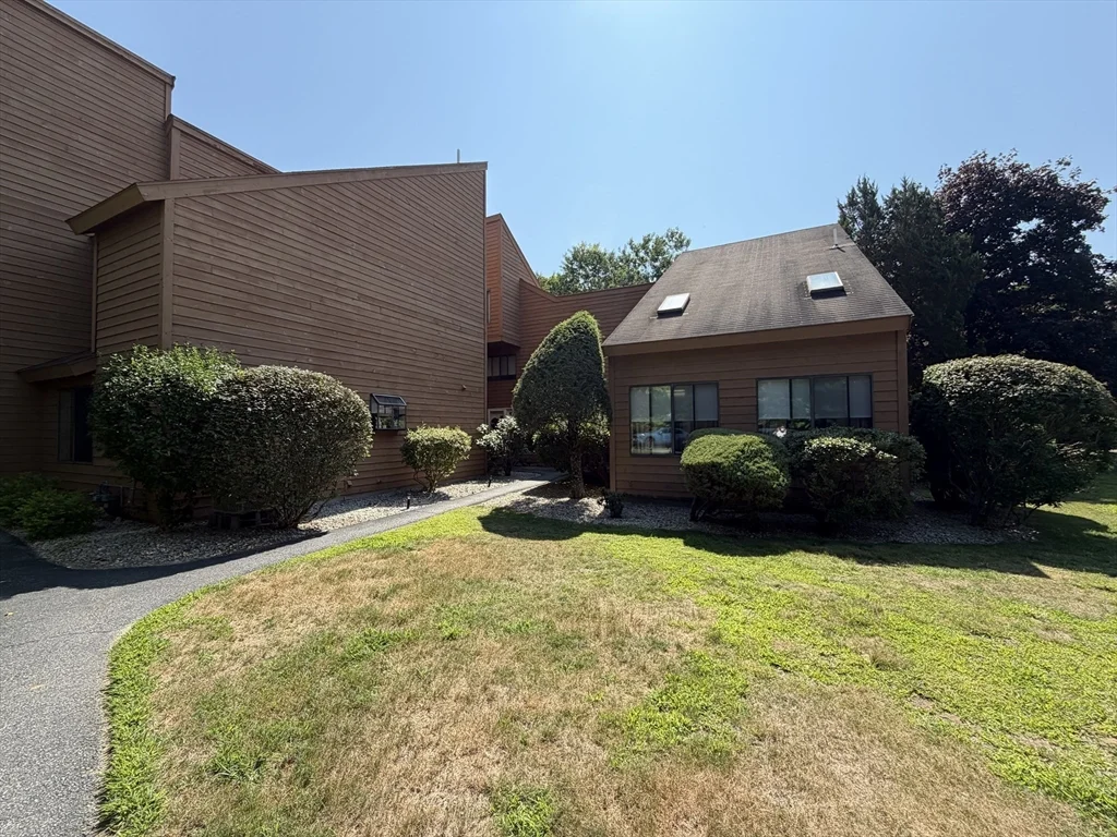 1 bed, 1 bath apartment for rent at 40 Danforth Ct Unit 40, Haverhill — photo 1 of 24