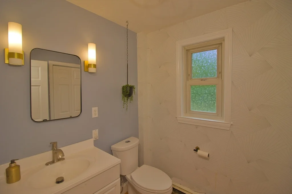 4 bed, 1 bath apartment for rent at 40 Dean Ave Unit 40, Dracut — photo 6 of 21