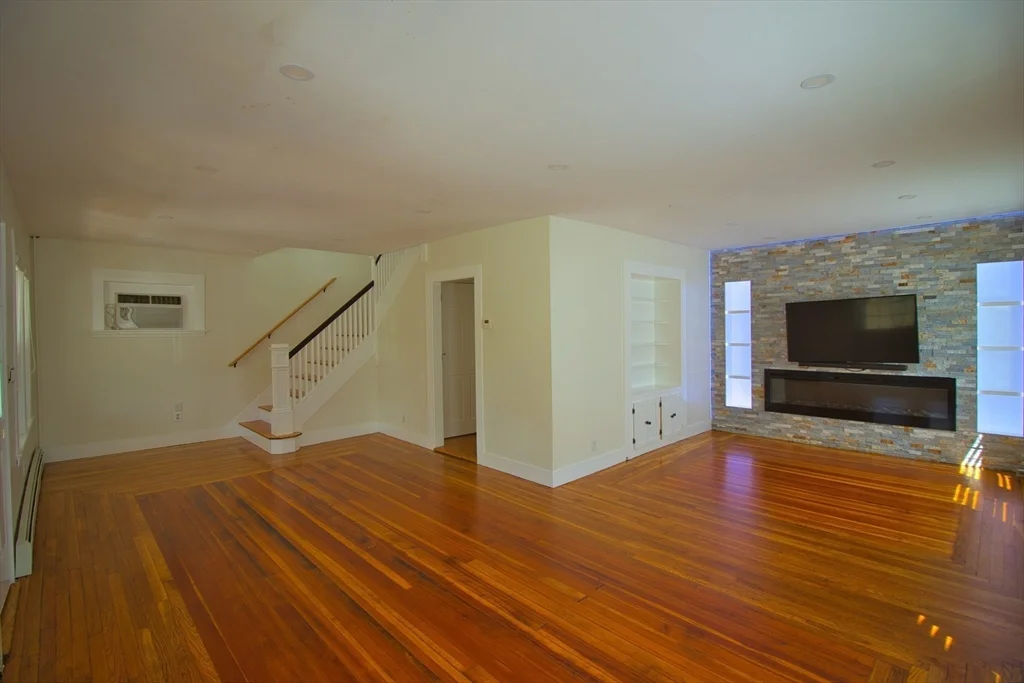 4 bed, 1 bath apartment for rent at 40 Dean Ave Unit 40, Dracut — photo 2 of 21
