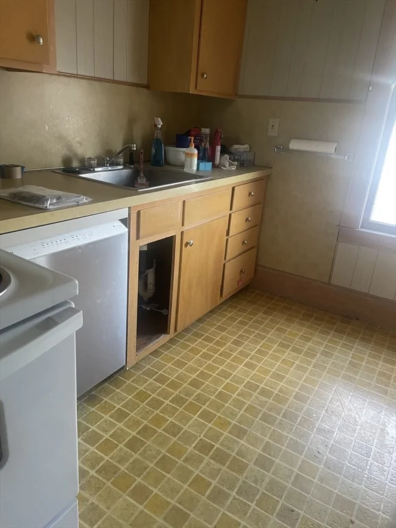 2 bed, 1 bath apartment for rent at 40 Dean St Unit 2, Franklin — photo 4 of 12