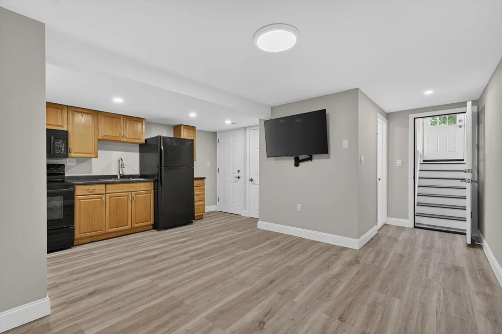 1 bed, 1 bath apartment for rent at 40 Elm St Unit B, Wakefield — photo 2 of 15