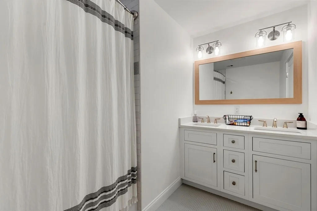 4 bed, 3 bath apartment for rent at 40 Foley Beach Rd, Hingham — photo 19 of 42