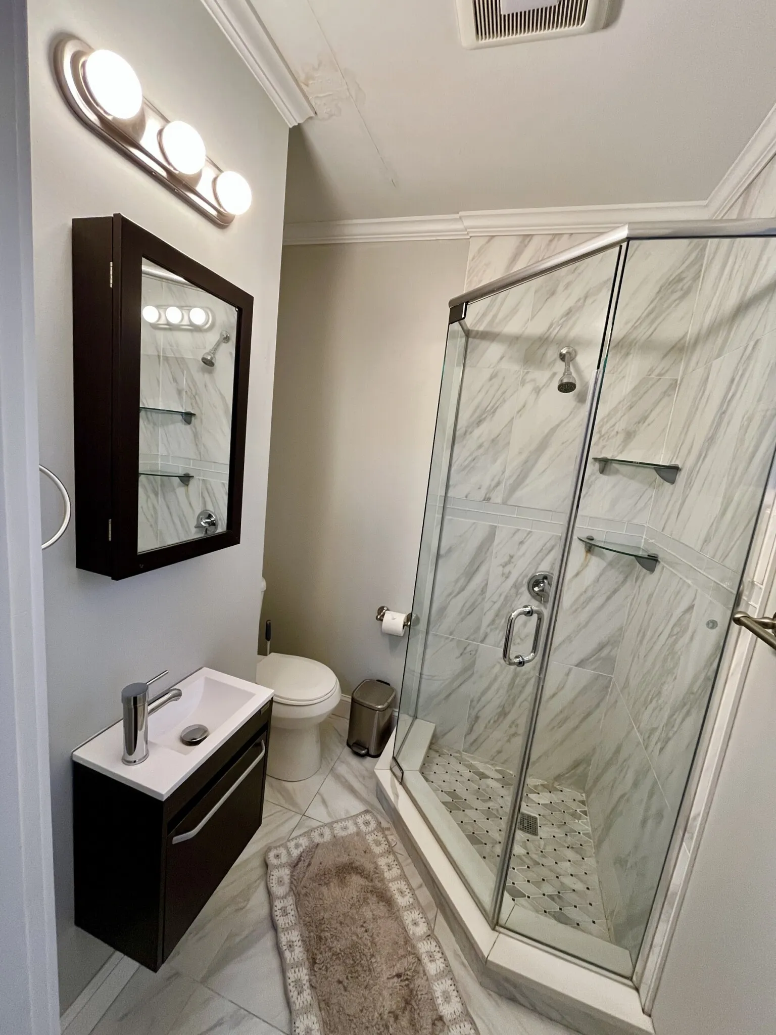 5 bed, 2 bath apartment for rent at 40 Forest St Unit small, Roxbury — photo 4 of 9