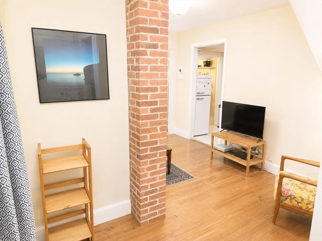 2 bed, 1 bath apartment for rent at 40 Gardner Unit 1, Coolidge Corner — photo 4 of 27