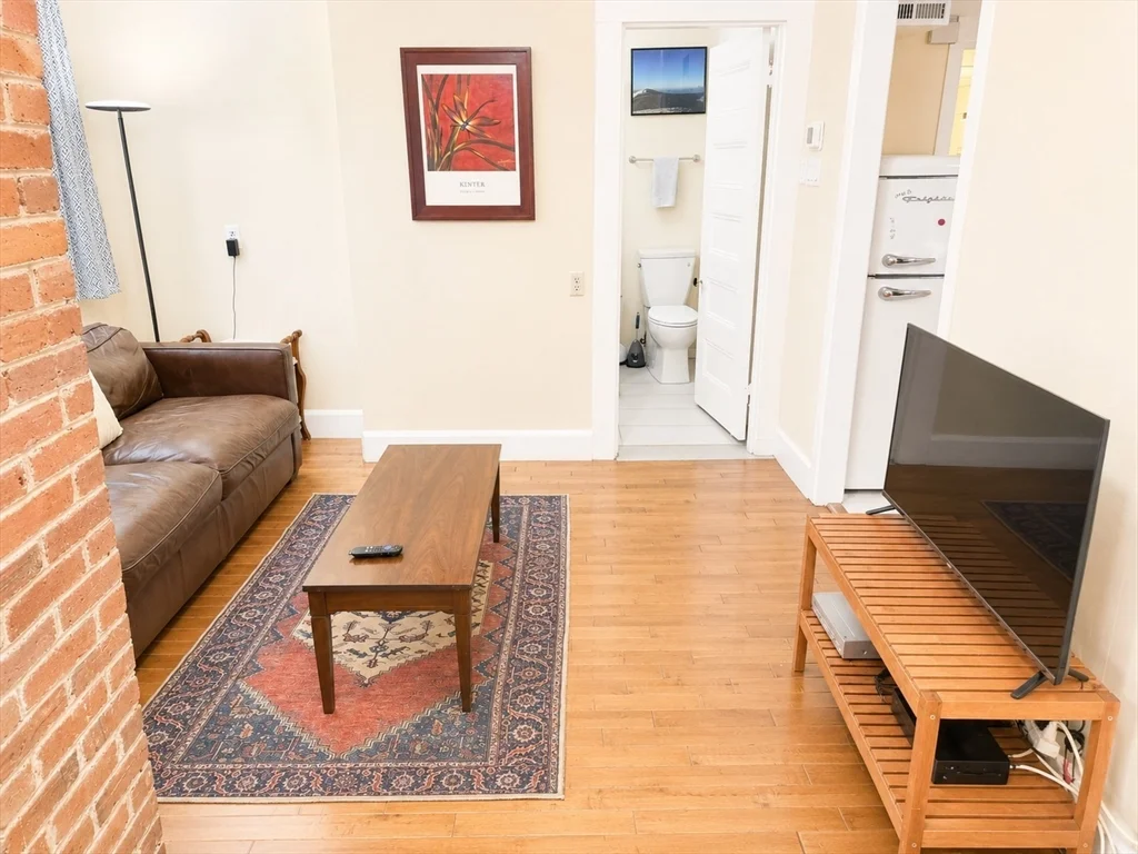 2 bed, 1 bath apartment for rent at 40 Gardner Unit 1, Coolidge Corner — photo 3 of 27