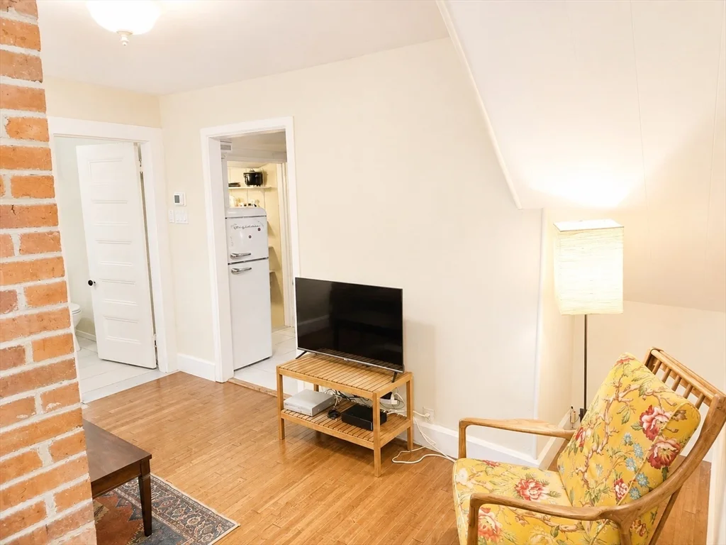 2 bed, 1 bath apartment for rent at 40 Gardner Unit 1, Coolidge Corner — photo 5 of 27