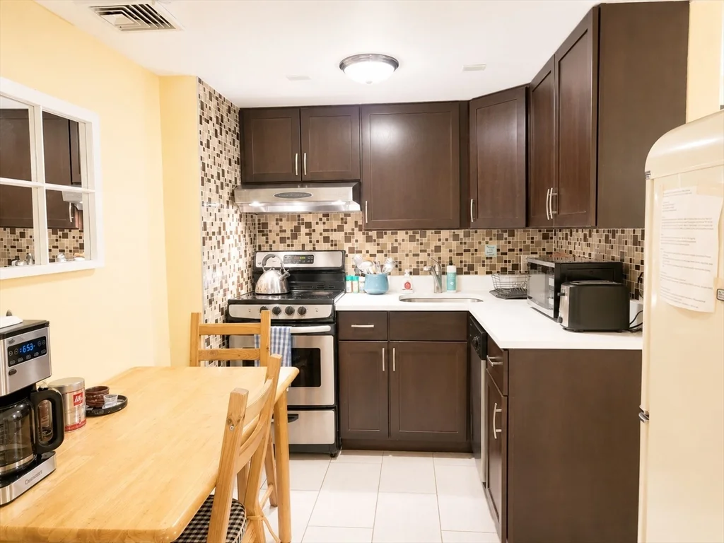 2 bed, 1 bath apartment for rent at 40 Gardner Unit 1, Coolidge Corner — photo 9 of 27