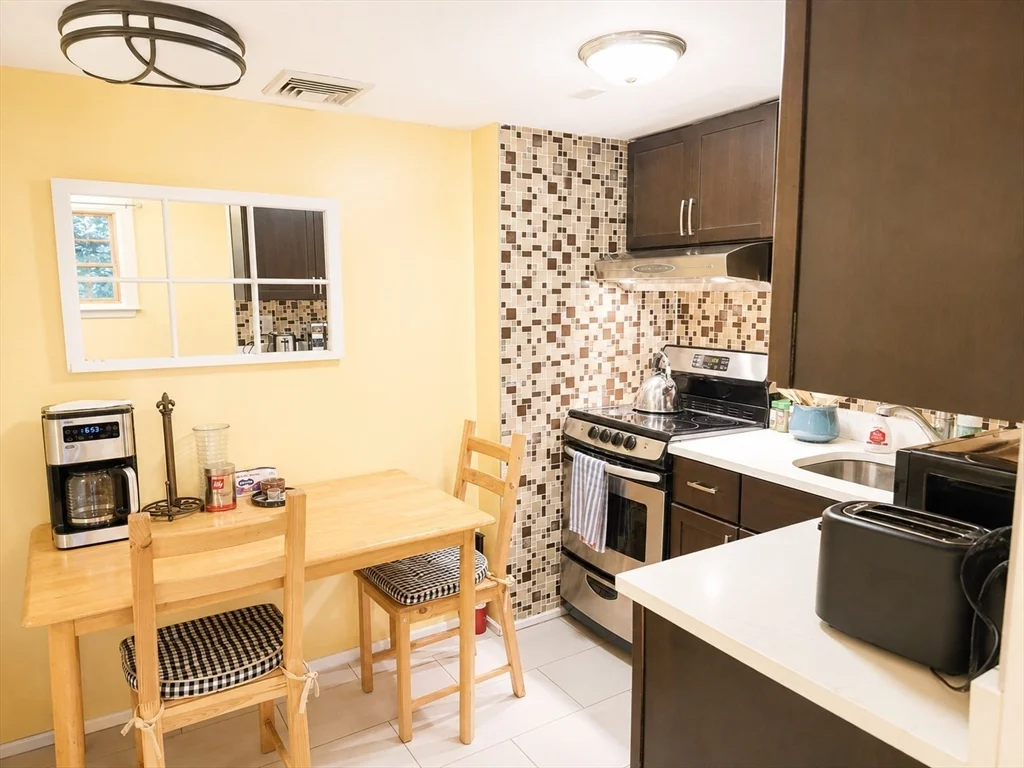 2 bed, 1 bath apartment for rent at 40 Gardner Unit 1, Coolidge Corner — photo 8 of 27