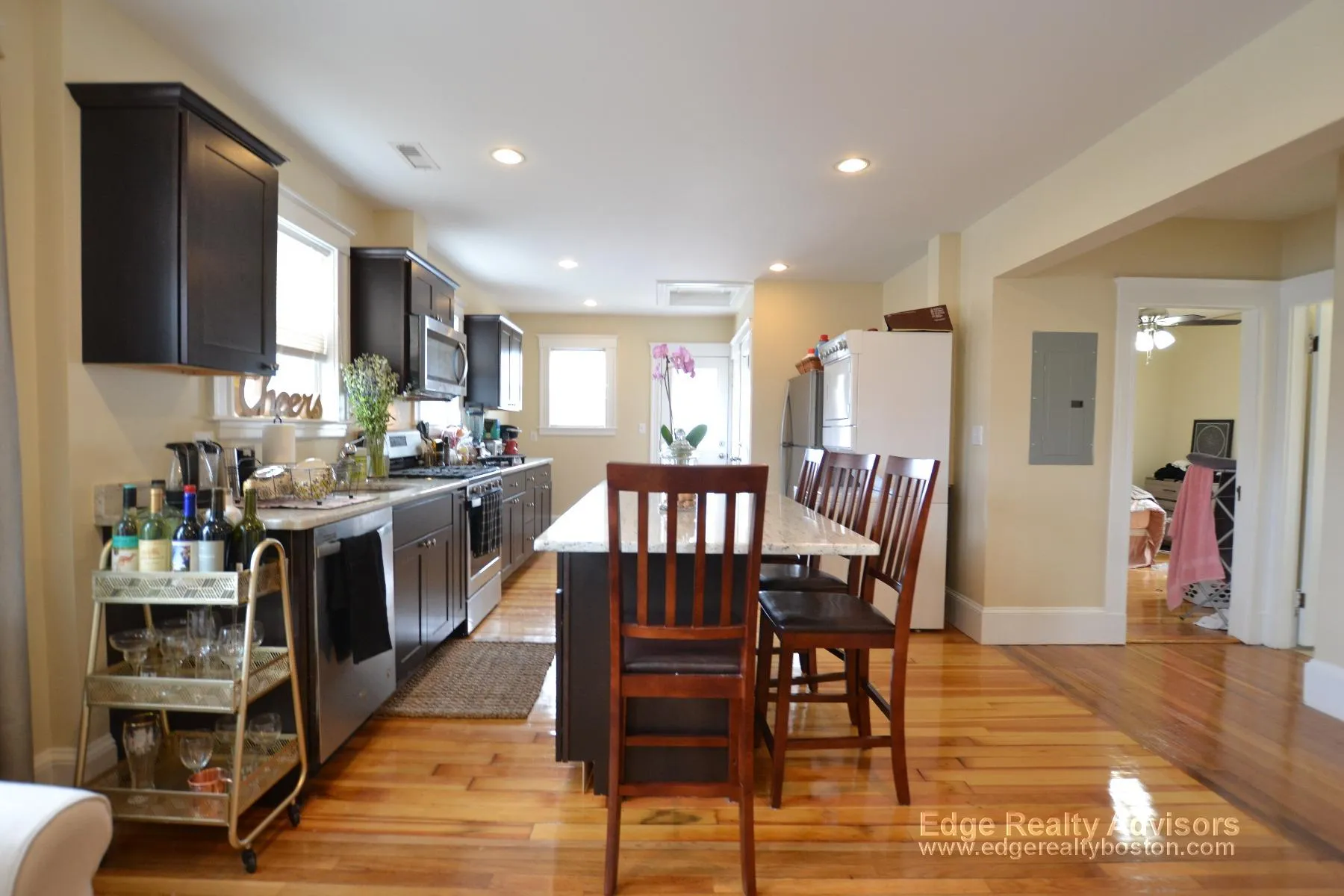 3 bed, 1 bath apartment for rent at 40 Glencoe St Unit 2, Oak Square — photo 3 of 12