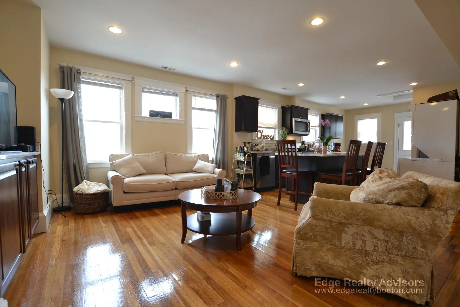 3 bed, 1 bath apartment for rent at 40 Glencoe St Unit 2, Oak Square — photo 2 of 12