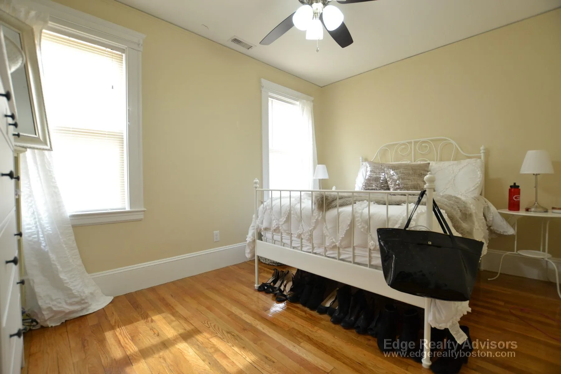 3 bed, 1 bath apartment for rent at 40 Glencoe St Unit 2, Oak Square — photo 4 of 12
