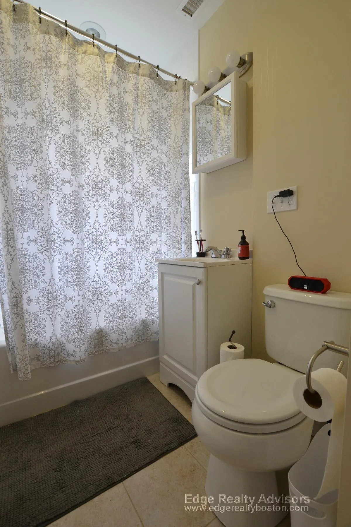3 bed, 1 bath apartment for rent at 40 Glencoe St Unit 2, Oak Square — photo 10 of 12