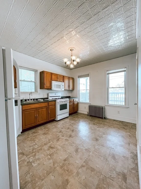 3 bed, 1 bath apartment for rent at 40 I St Unit 1, South Boston — photo 1 of 10