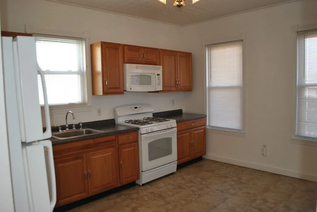 3 bed, 1 bath apartment for rent at 40 I St Unit 3, South Boston — photo 4 of 12