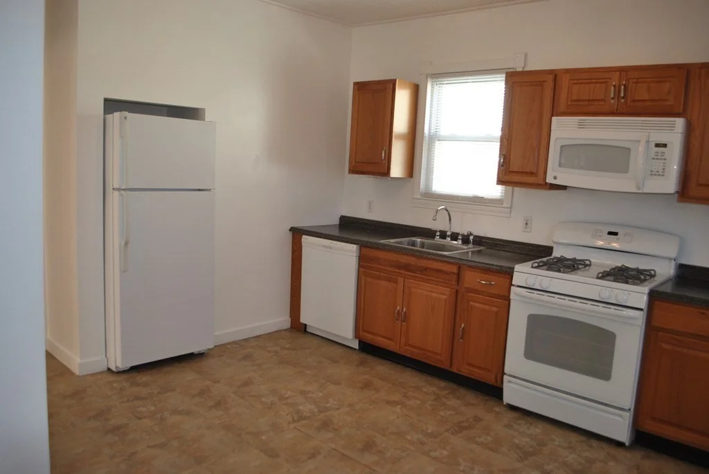 3 bed, 1 bath apartment for rent at 40 I St Unit 3, South Boston — photo 3 of 12