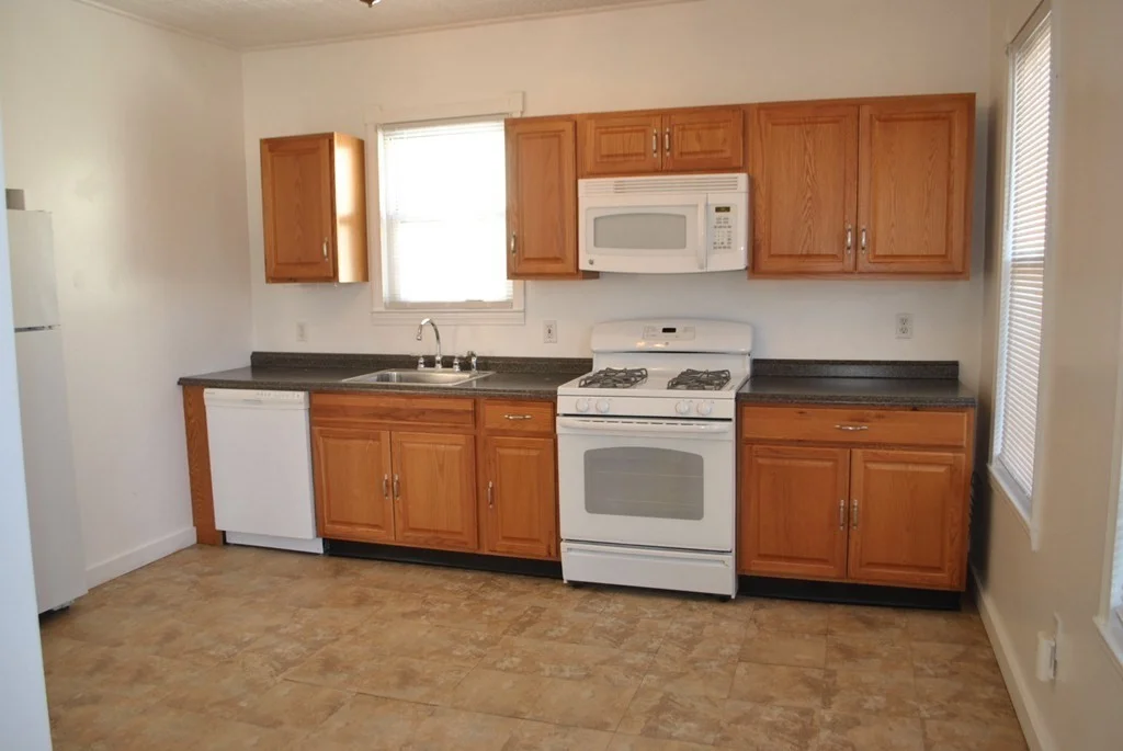 3 bed, 1 bath apartment for rent at 40 I St Unit 3, South Boston — photo 2 of 12