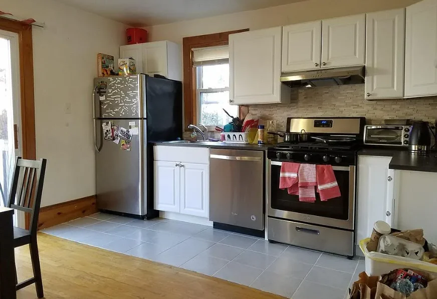 4 bed, 2 bath apartment for rent at 40 Jay St Unit 40, Riverside — photo 3 of 11