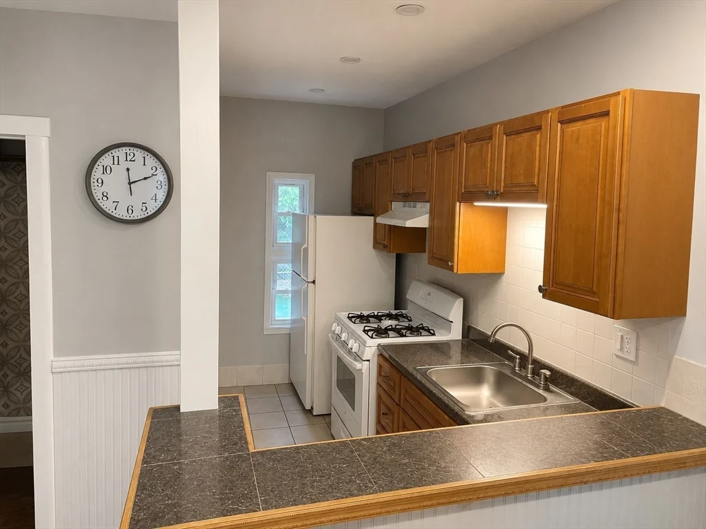 2 bed, 1 bath apartment for rent at 40 Kelvin St Unit 1, Everett — photo 2 of 8