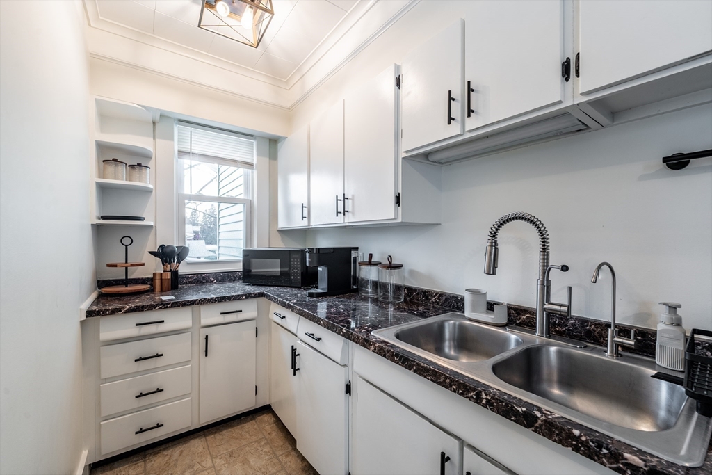 2 bed, 1 bath apartment for rent at 40 King St Unit 40, Holyoke — photo 6 of 26
