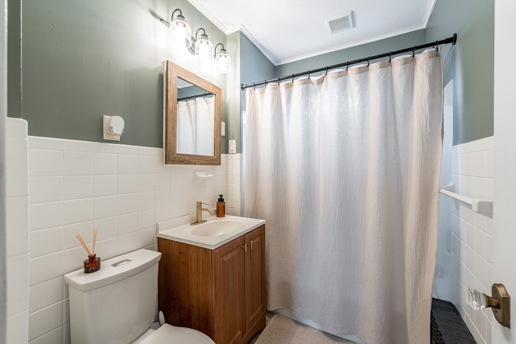 2 bed, 1 bath apartment for rent at 40 King St Unit 40, Holyoke — photo 14 of 26