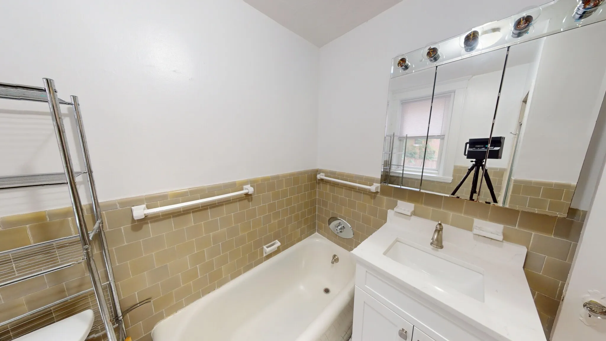 3 bed, 1 bath apartment for rent at 40 Longwood Ave Unit 1, Coolidge Corner — photo 2 of 12