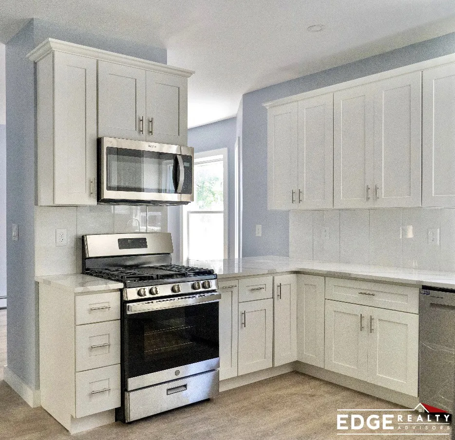 6 bed, 3 bath apartment for rent at 40 Mansfield St Unit 40, Ward Two — photo 2 of 11