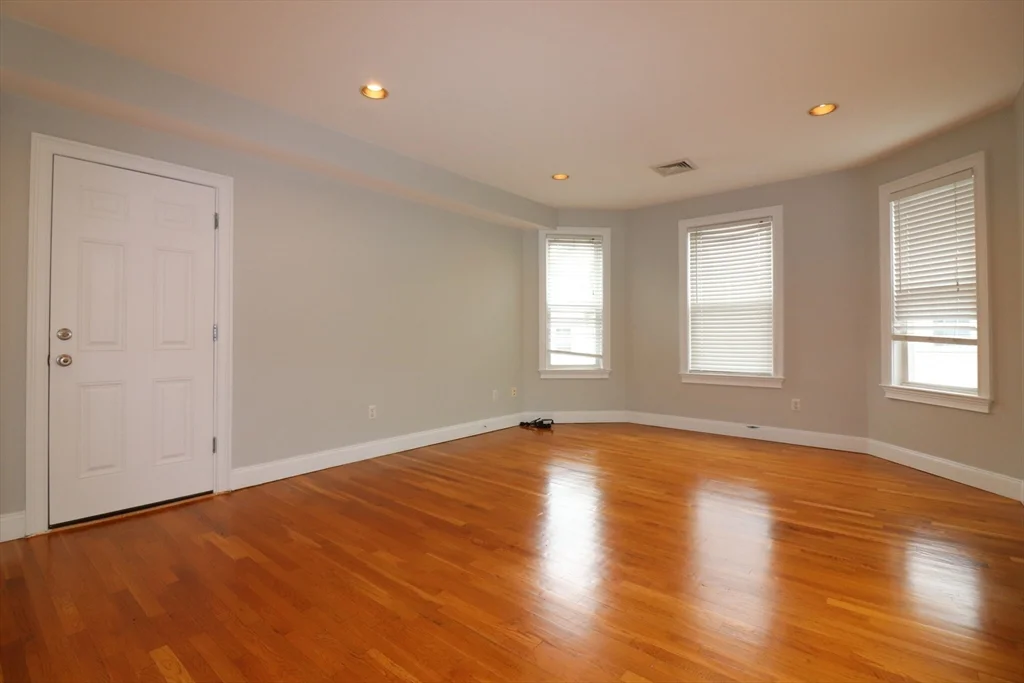 3 bed, 1 bath apartment for rent at 40 Middle St Unit 2, South Boston — photo 4 of 14
