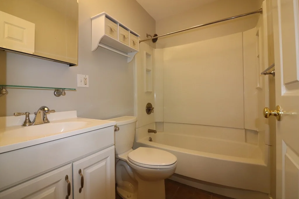 3 bed, 1 bath apartment for rent at 40 Middle St Unit 2, South Boston — photo 7 of 14