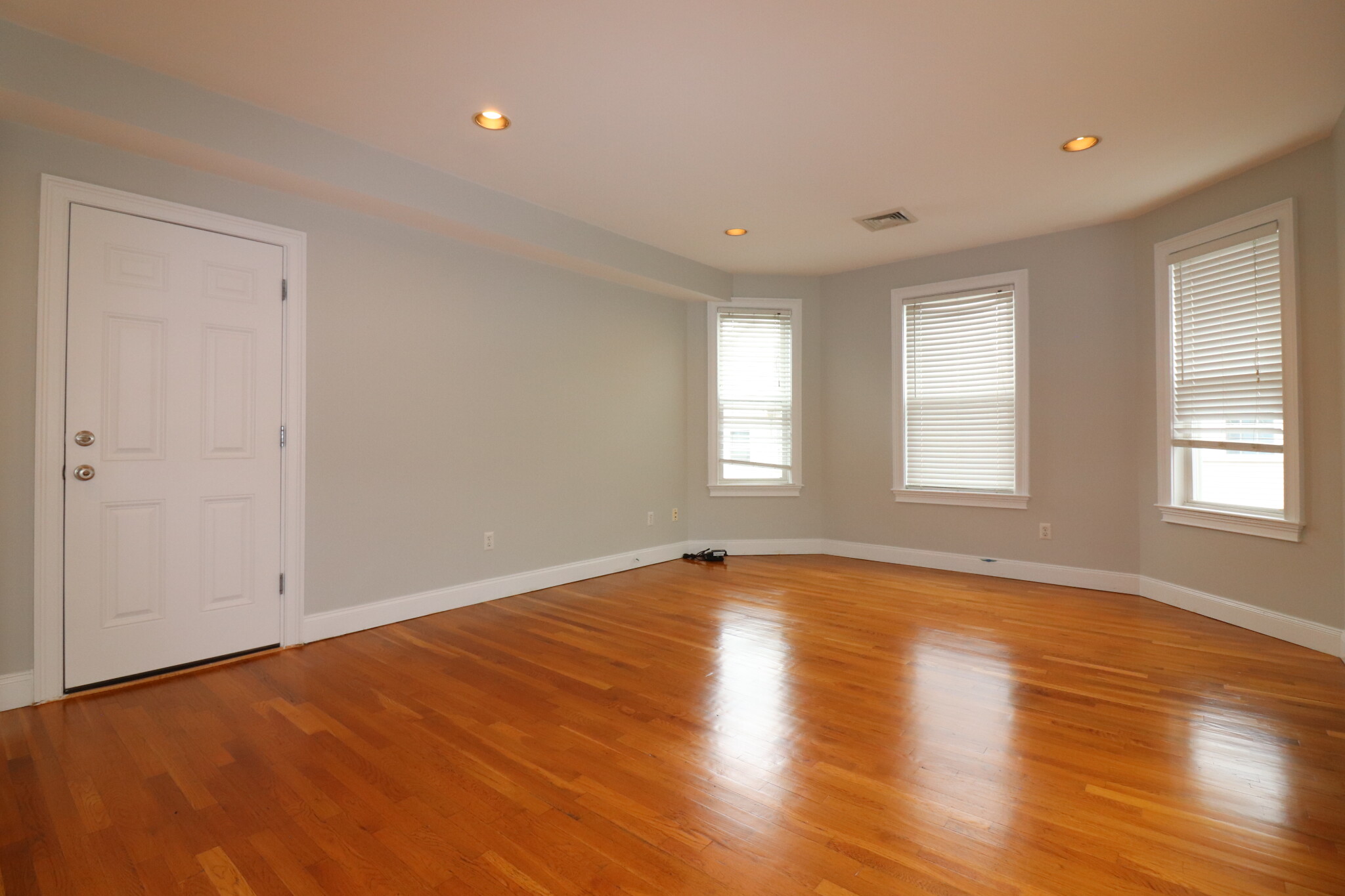 3 bed, 1 bath apartment for rent at 40 Middle St Unit 4, South Boston — photo 4 of 14