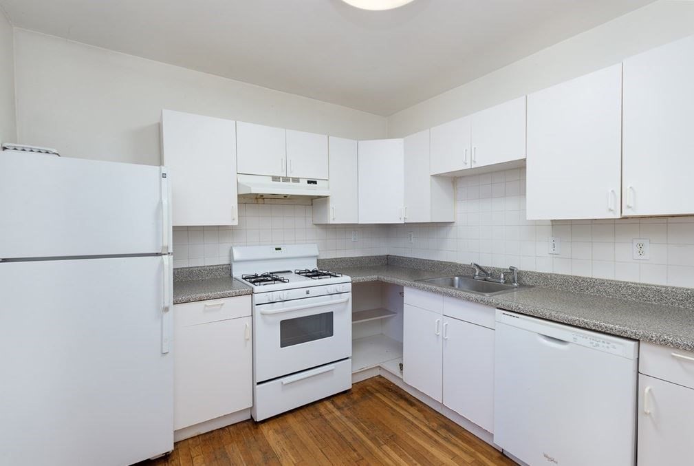 3 bed, 2 bath apartment for rent at 40 Montfern Ave Unit 2, Oak Square — photo 5 of 11