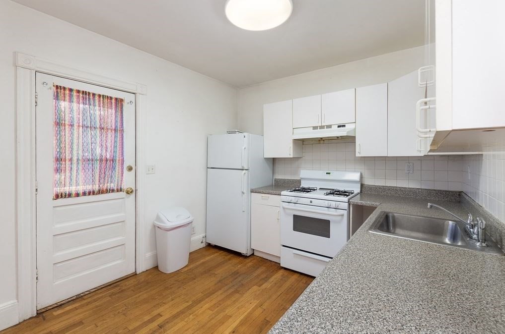 3 bed, 2 bath apartment for rent at 40 Montfern Ave Unit 2, Oak Square — photo 4 of 11