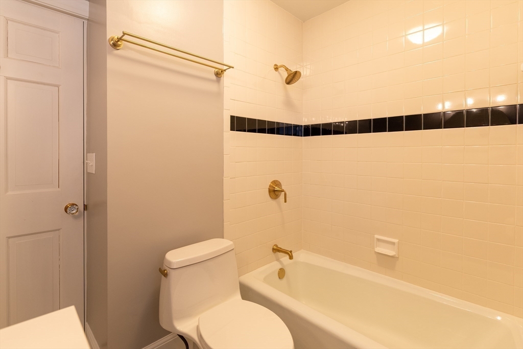 1 bed, 1 bath apartment for rent at 40 Mount Vernon St Unit 1B, Beacon Hill — photo 14 of 17