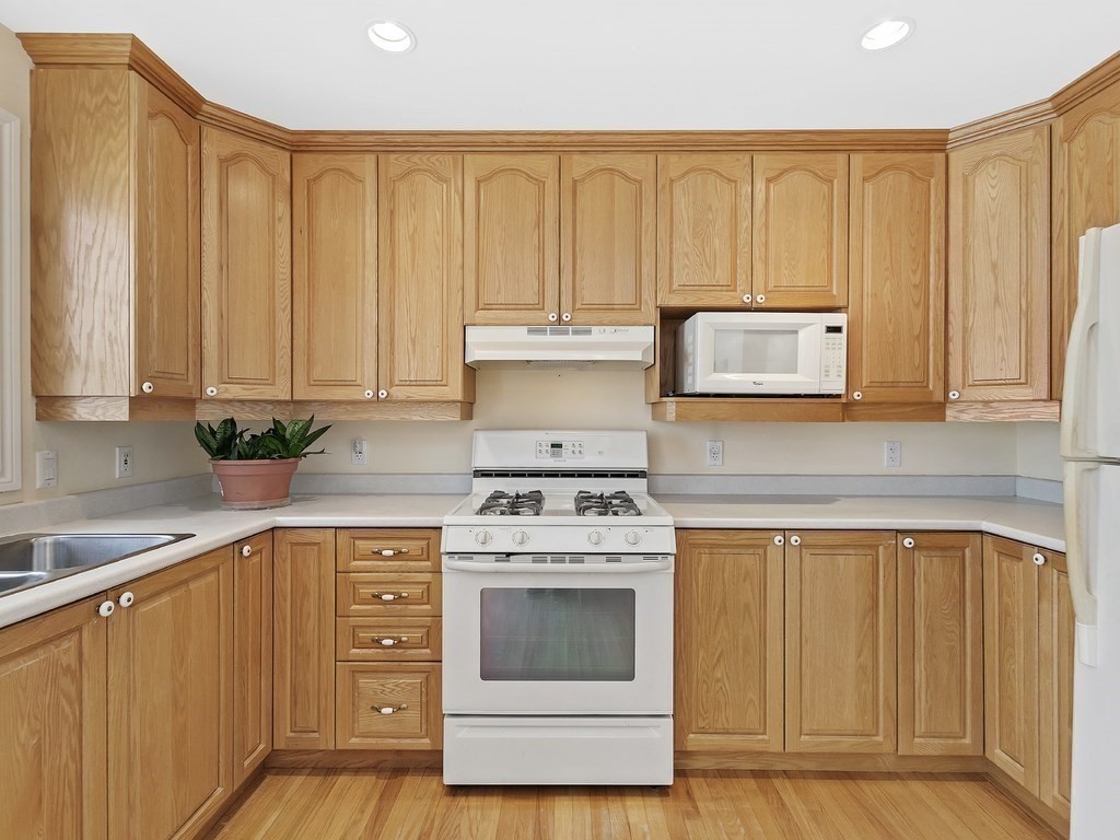 2 bed, 1 bath apartment for rent at 40 Myrtle St Unit 1, Waltham — photo 2 of 10