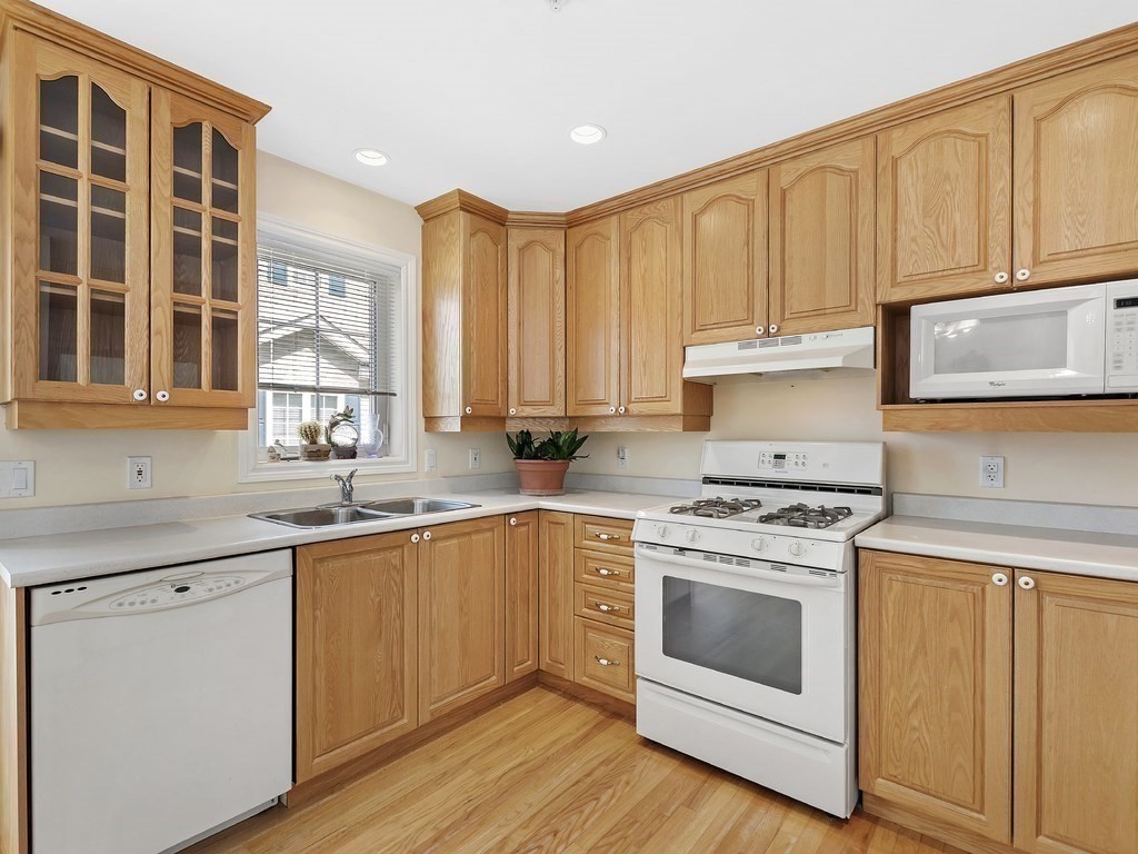 2 bed, 1 bath apartment for rent at 40 Myrtle St Unit 1, Waltham — photo 3 of 10