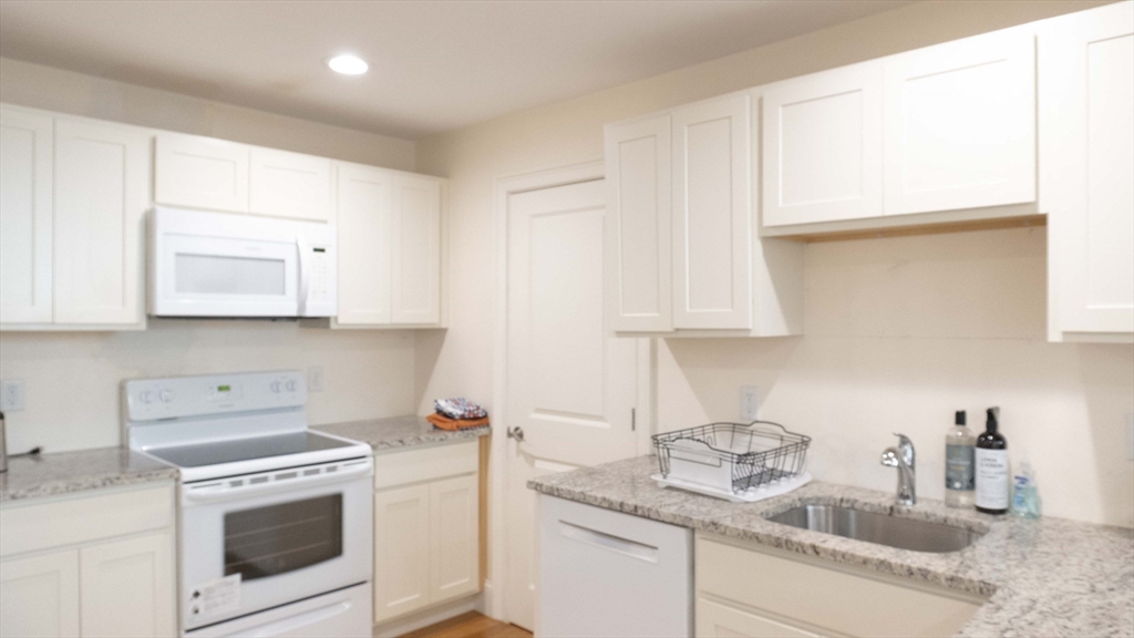 2 bed, 2 bath apartment for rent at 40 Naples Rd Unit B, Brookline — photo 3 of 10