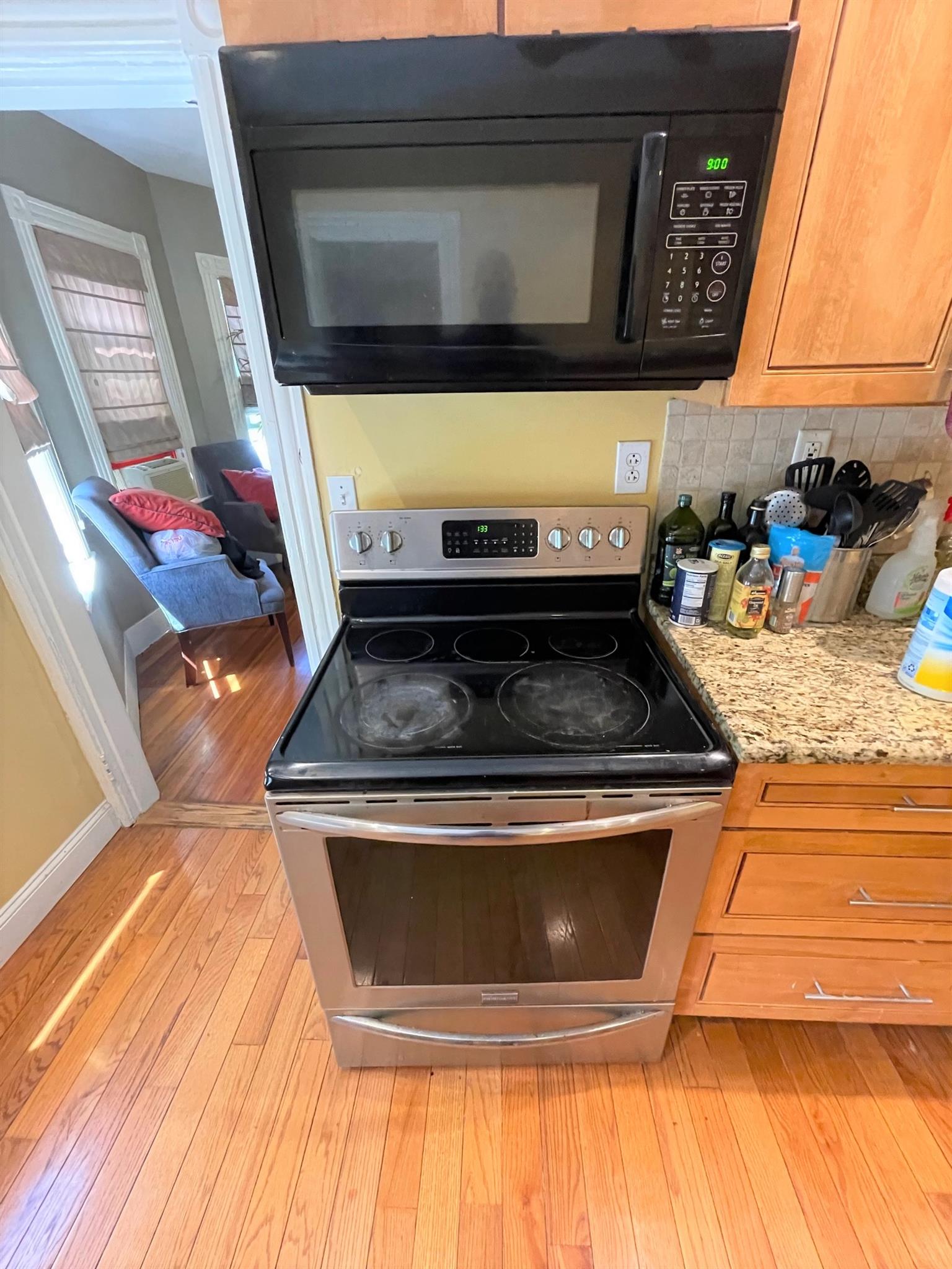 3 bed, 1 bath apartment for rent at 40 Newbern Ave Unit 40, Medford — photo 3 of 16