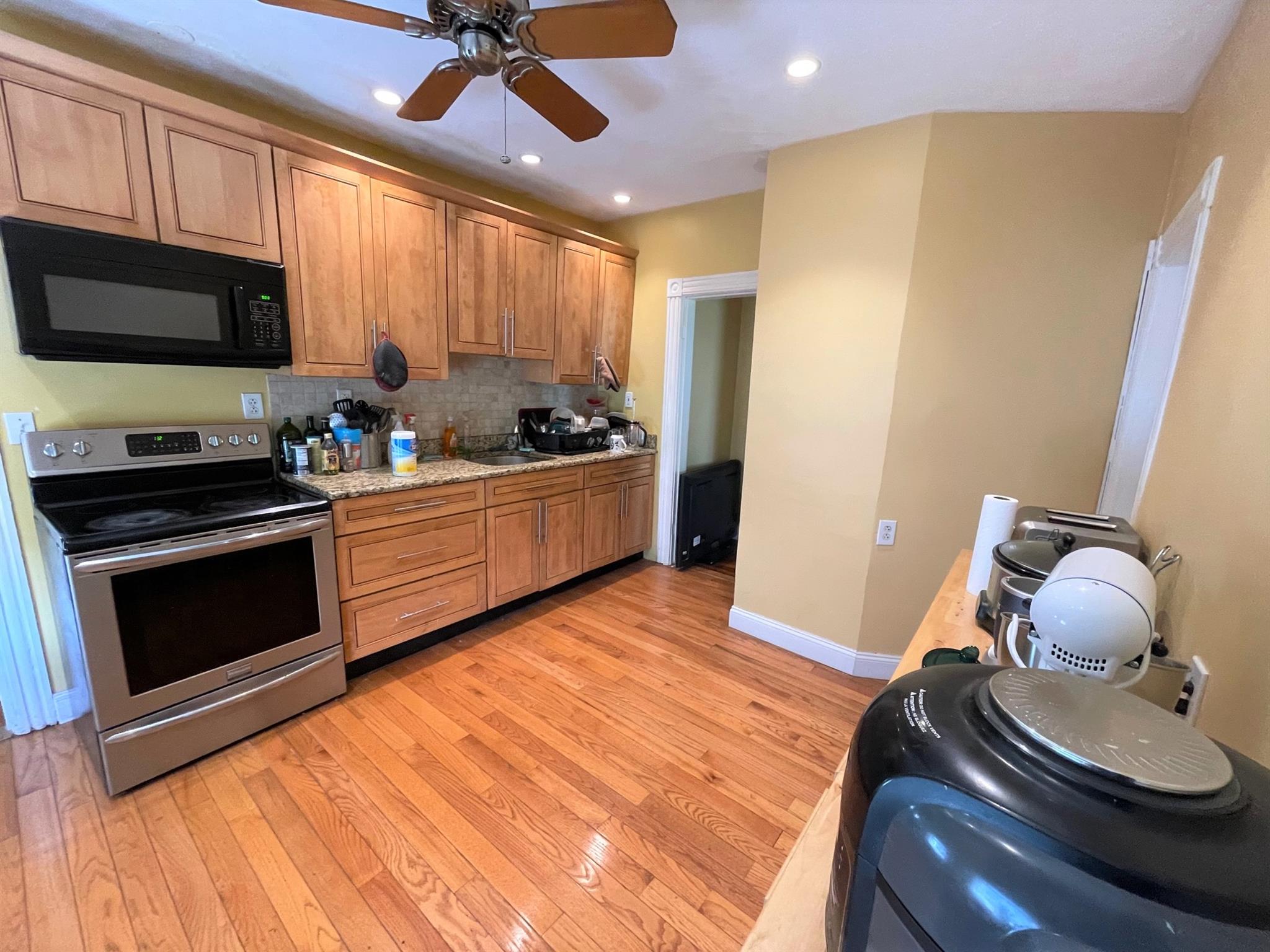 3 bed, 1 bath apartment for rent at 40 Newbern Ave Unit 40, Medford — photo 2 of 16