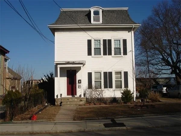 3 bed, 1 bath apartment for rent at 40 Oak St Unit 1, Hyde Park — photo 2 of 6