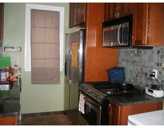 3 bed, 1 bath apartment for rent at 40 Oak St Unit 1, Hyde Park — photo 5 of 6