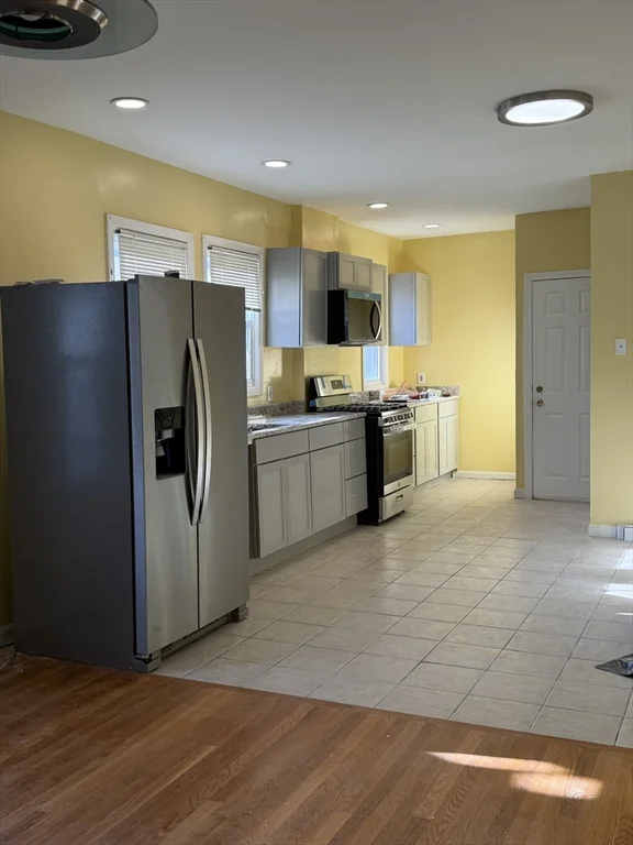 3 bed, 1 bath apartment for rent at 40 Ocean Ave Unit 1, Winthrop — photo 2 of 4