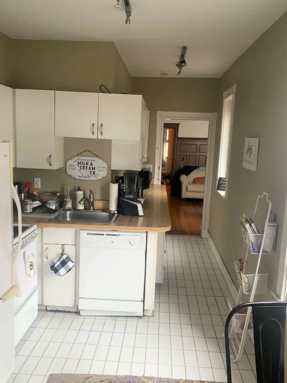 2 bed, 1 bath apartment for rent at 40 Orkney Rd Unit 6, Brighton — photo 4 of 11