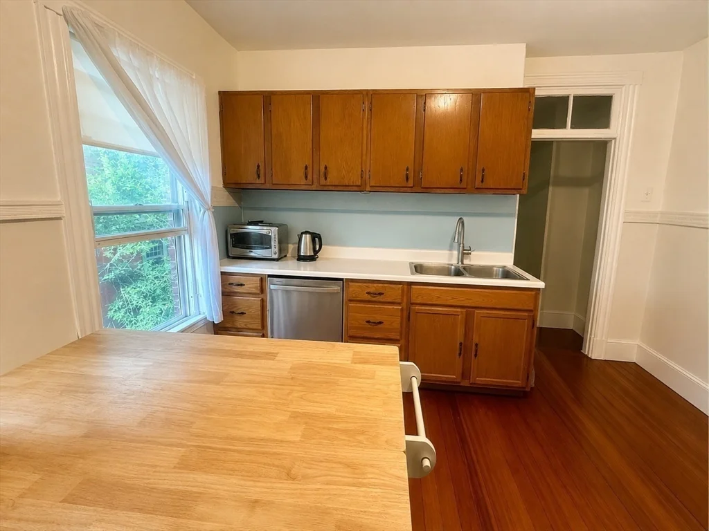 4 bed, 1 bath apartment for rent at 40 Perry Unit 3, Coolidge Corner — photo 4 of 12
