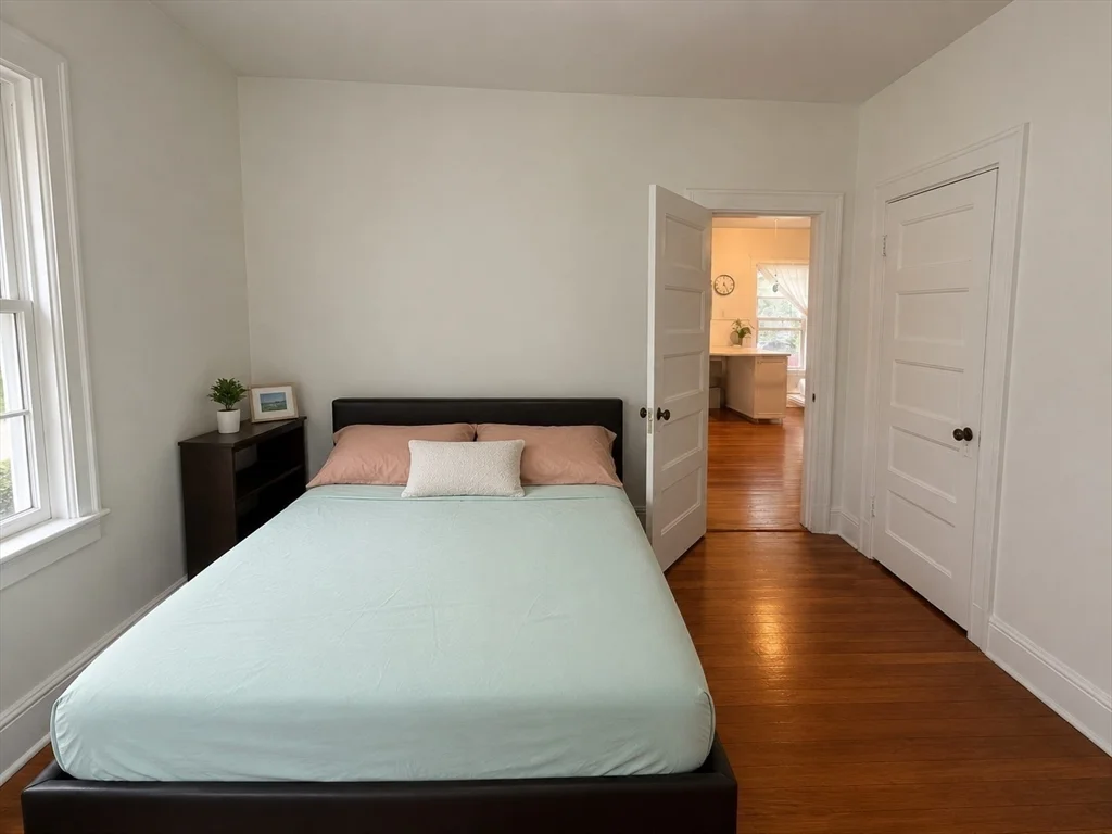 4 bed, 1 bath apartment for rent at 40 Perry Unit 3, Coolidge Corner — photo 9 of 12