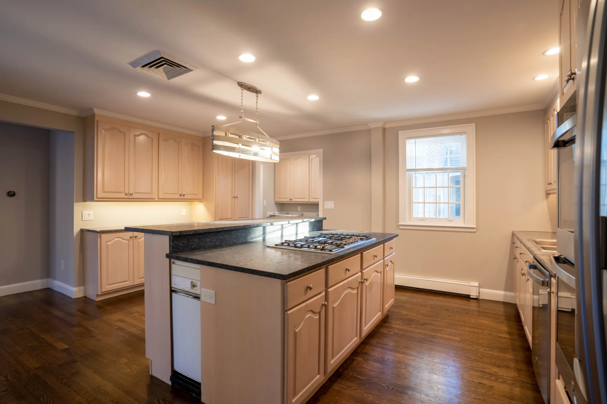 8+ bed, 5.5 bath apartment for rent at 40 Puddingstone Ln Unit none, Oak Hill — photo 3 of 46