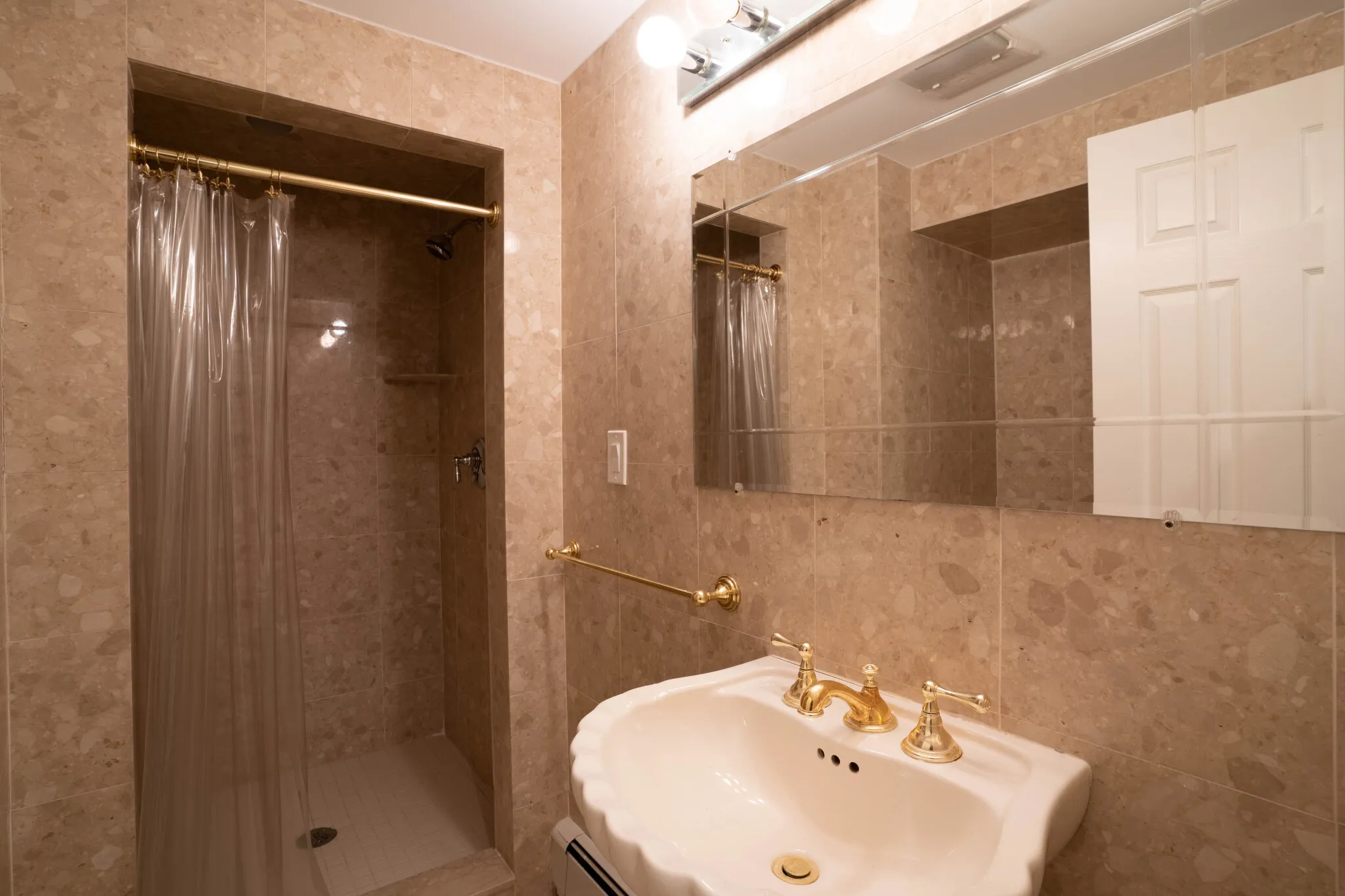 8+ bed, 5.5 bath apartment for rent at 40 Puddingstone Ln Unit none, Oak Hill — photo 18 of 46
