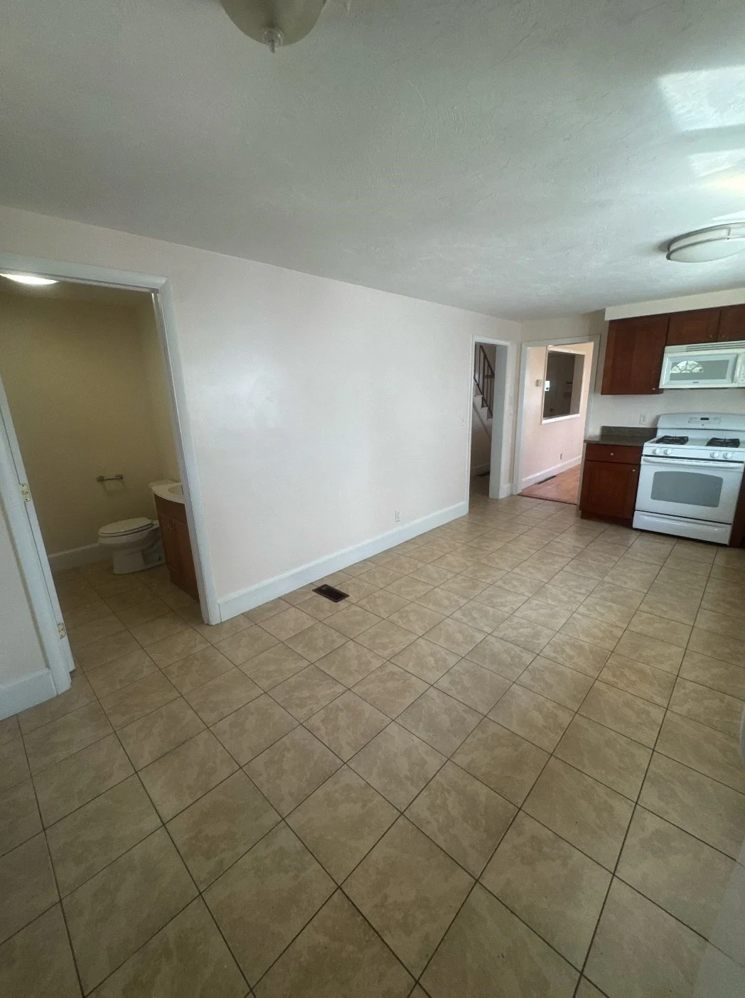 3 bed, 1 bath apartment for rent at 40 Robin St, Everett